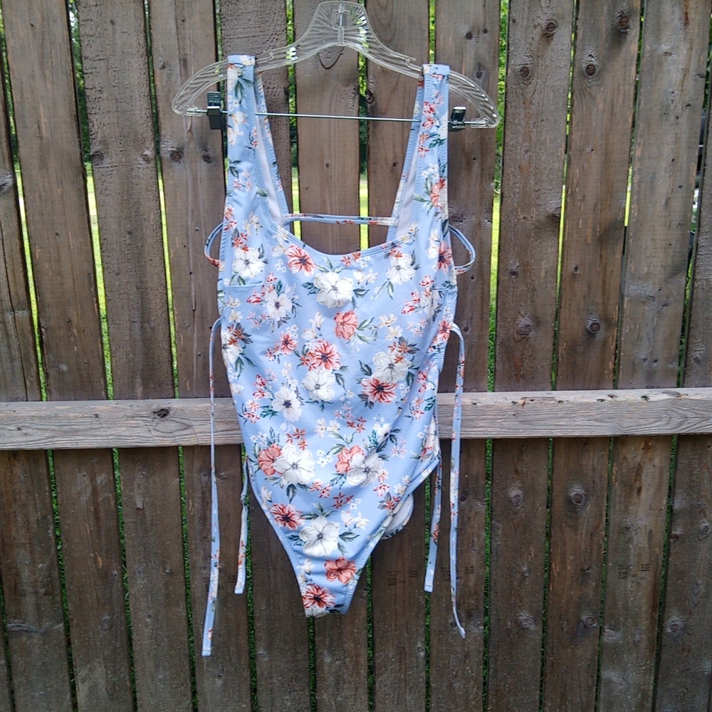 Hurley Floral Multi Color Low Back Tie Sides One Piece Swimsuit Built In Bra